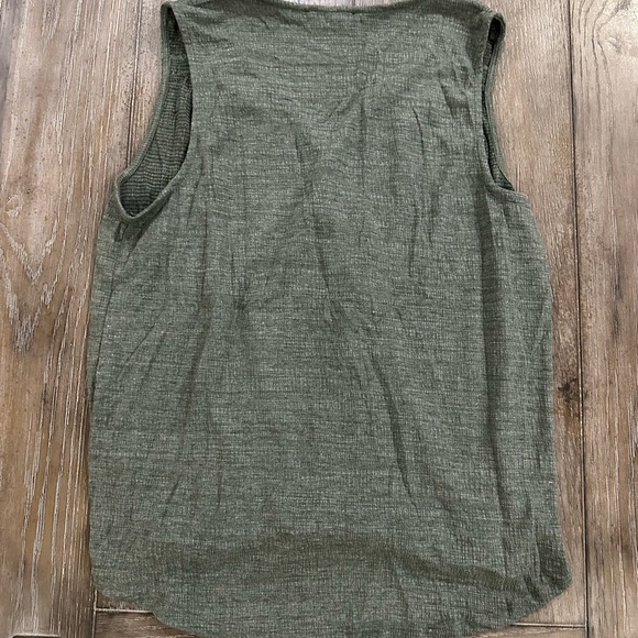 Cable & Gauge Olive Sleeveless Blouse - Picture 7 of 9